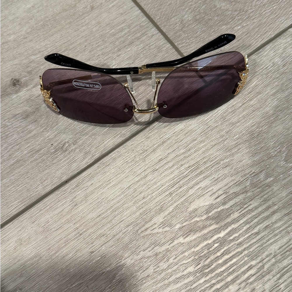 Chic y2k Sunglasses with Gold Detail - Picture 3 of 5